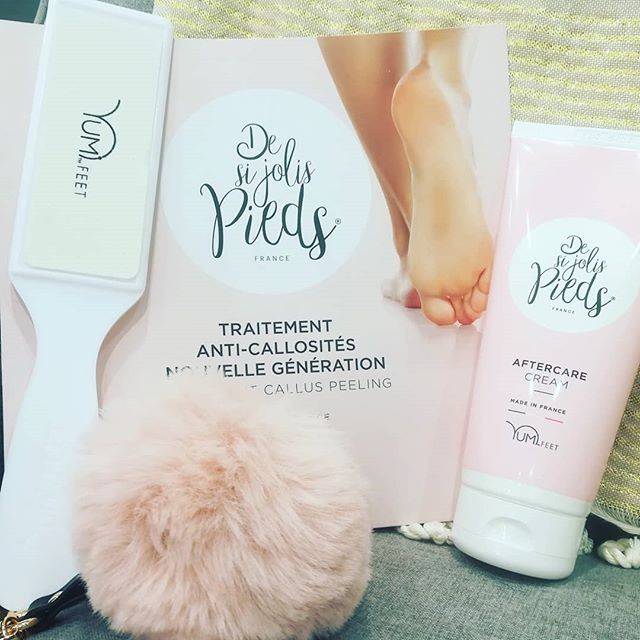 Soin des pieds ; soin des mains ; traitement anti-callosités ; peeling ;  jolis pieds ;  produits fabriqués et conçus en France ; 